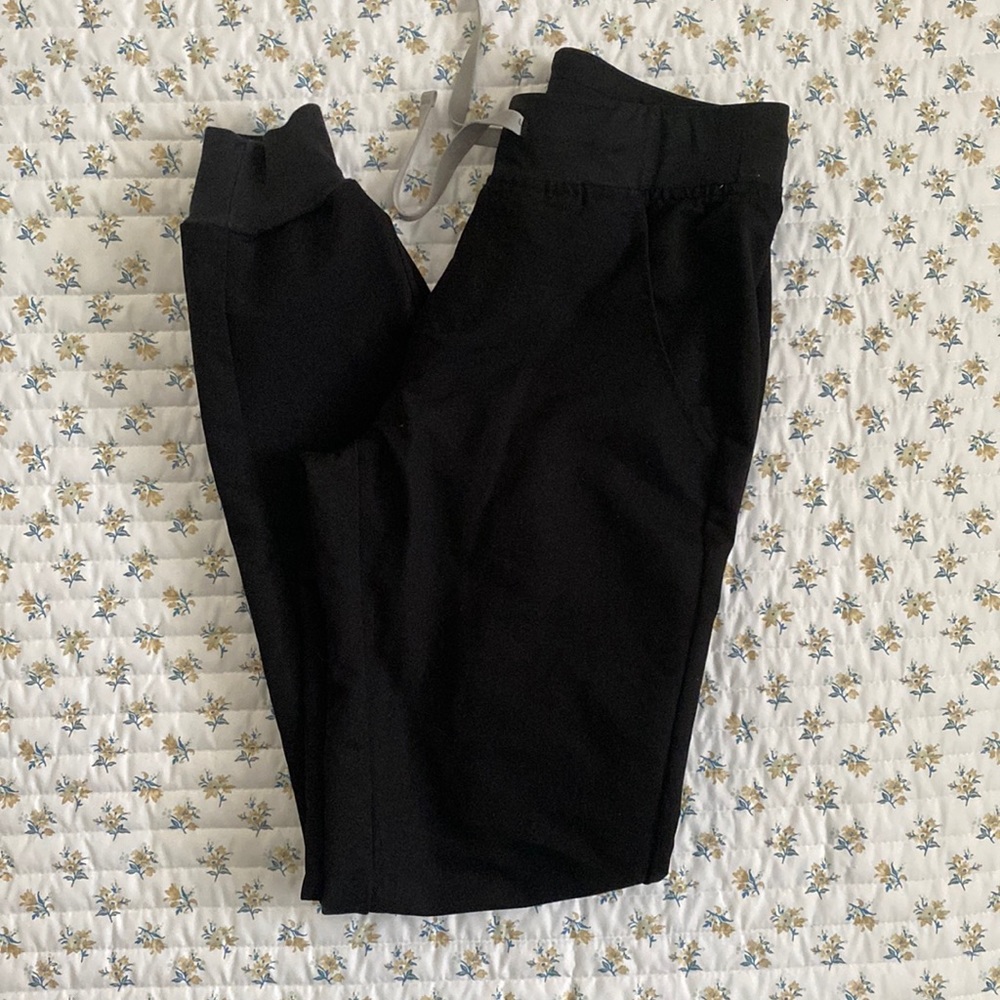 FIGS black jogger style scrub pants size XS/tall
